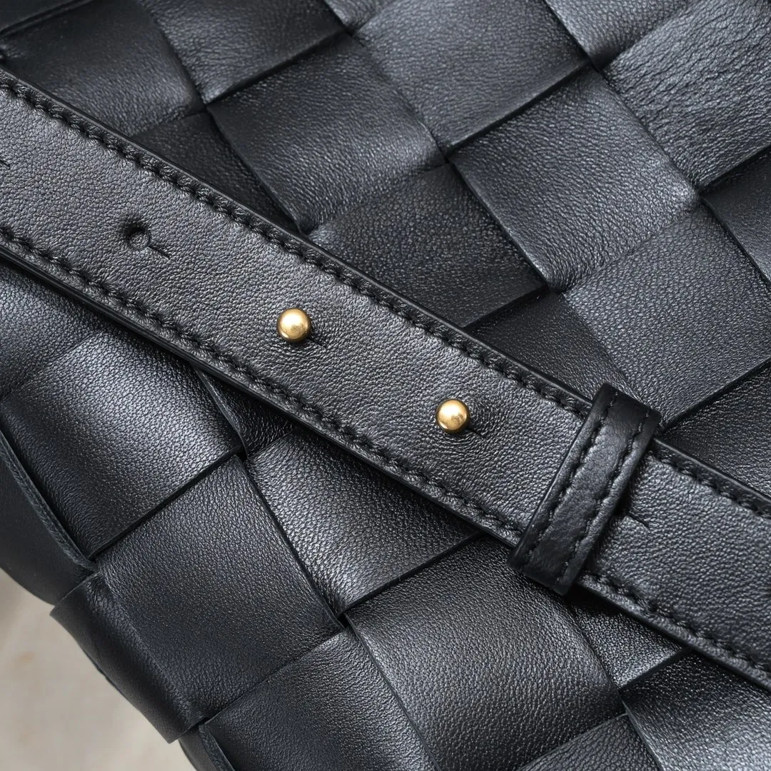What can you put in Bottega Veneta’s new bowling bag? Have you got the new bowling bag? Super large capacity ~ The key is low-key, simple and casual style ~ the fashion sense is not reduced at all. It combines BV's classic woven elements and can also be used for computers. The length of the shoulder straps can be adjusted. It is suitable for tall girls to carry. Boys also have a sunny back☀️ Style number: 7466# Size: 28*21*16
